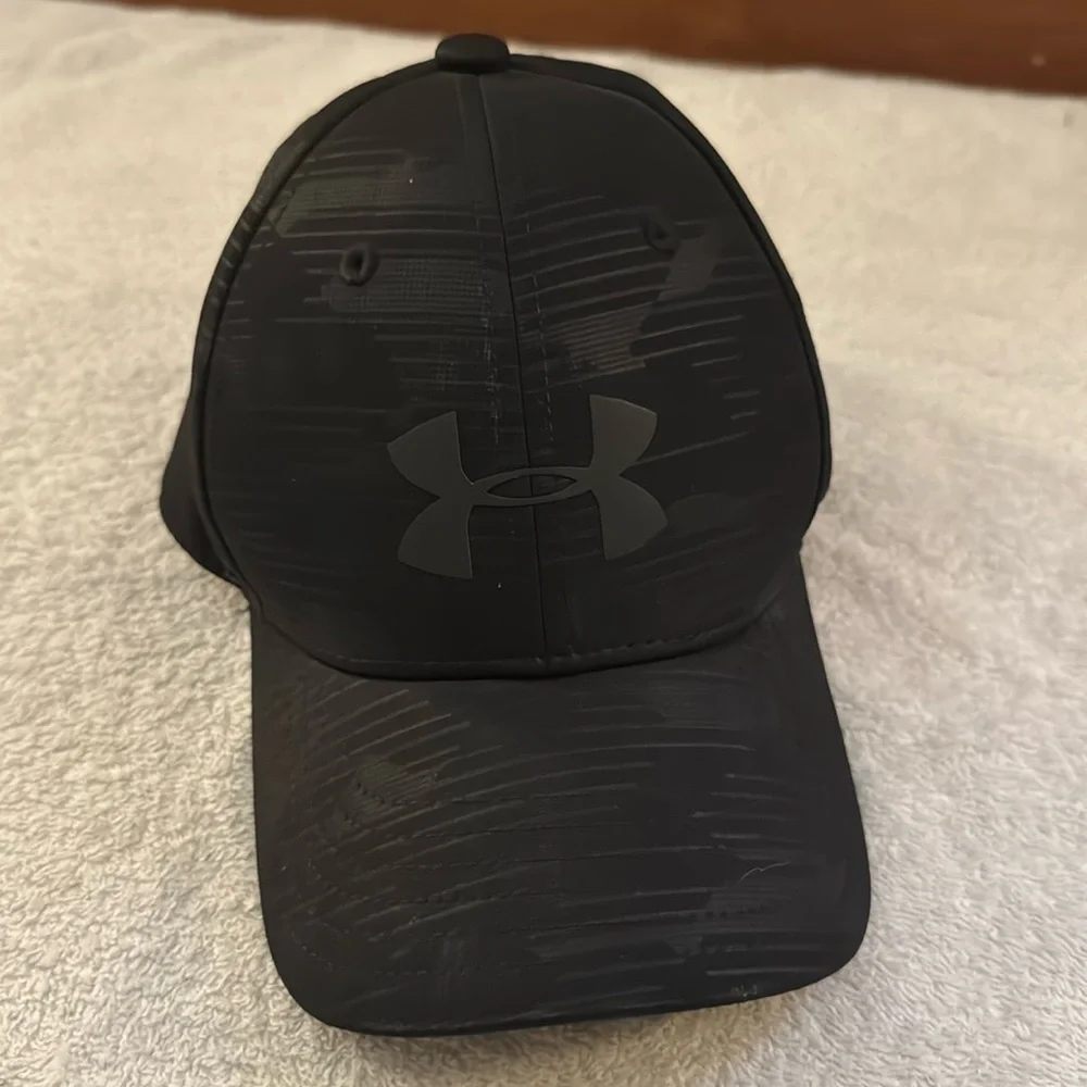 NWOT Under Armor Storm Blitzing Youth Fitted Hat Baseball Sporty Blackout Camo